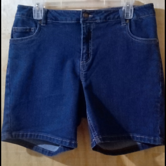 Woman Within Shorts - Picture 3 of 7